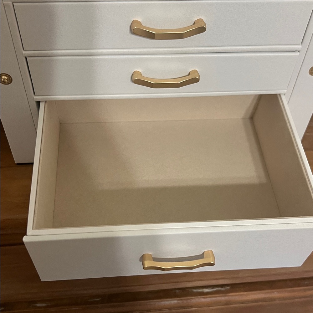 White Seashell Jewelry box with Gold Accents NWT - Picture 10 of 12
